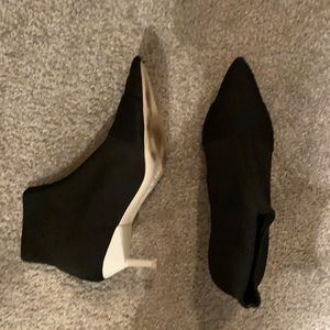 Mercedes Castillo kitten heel bootie size 8